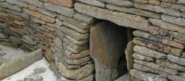 Έχτιζε ένα τείχος όταν έπεσε μια μεγάλη πέτρα στο έδαφος – Αυτό που ανακάλυψε θα σας αφήσει άφωνους (βίντεο)